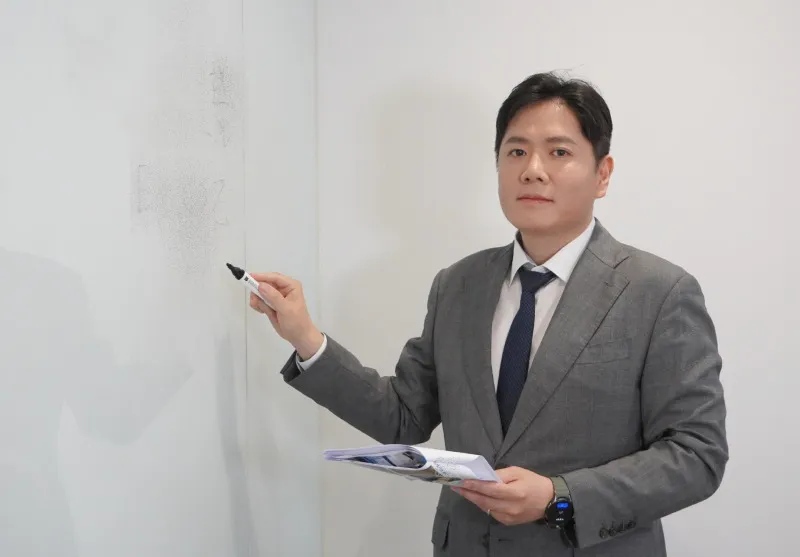 법무법인태하김유석변호사가 변호사상담을 진행하는 모습